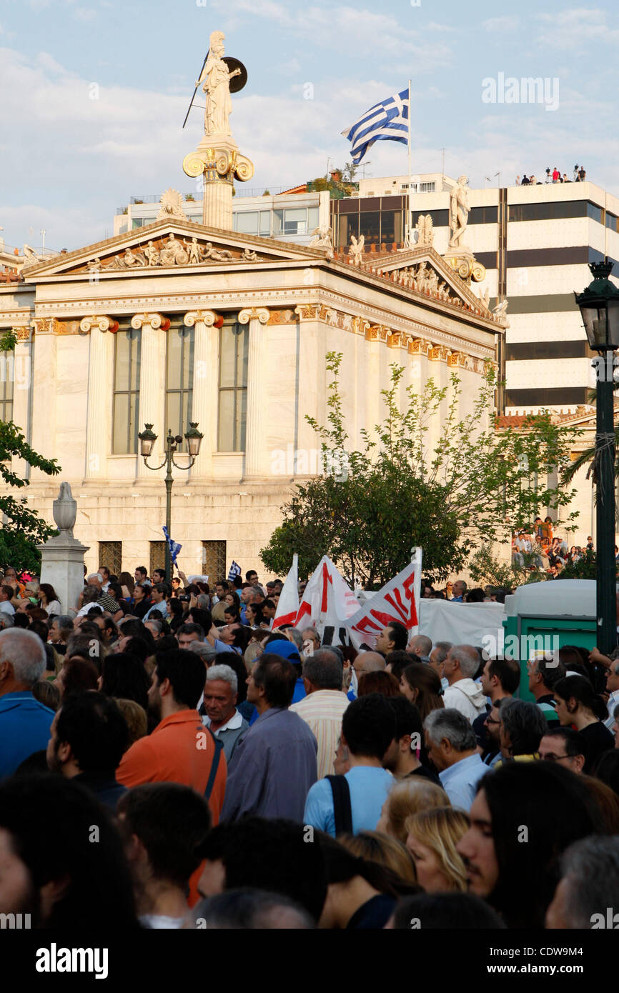 31 mai 2011 - Athènes, Grèce - compositeur grec Mikis Theodorakis, prononce un discours lors d'une manifestation pacifique contre les mesures d'austérité à l'extérieur de l'Université d'Athènes. (Crédit Image : © Vafeiadakis ZUMAPRESS.com) Aristidis/ Banque D'Images