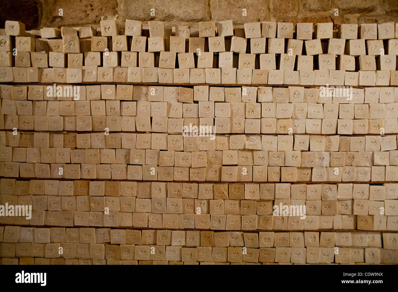 Jun 06, 2011 - Saïda, Liban - le premier musée du savon au Liban, dans les souks de la ville portuaire de Sidon/Saida, l'un des plus importants centres phéniciens, berceau de Rafiq Hariri et fief du Hezbollah, maintenant au Sud Liban...le Hezbollah a été conçu en 1982 par un groupe de clercs musulmans après l'Israël Banque D'Images