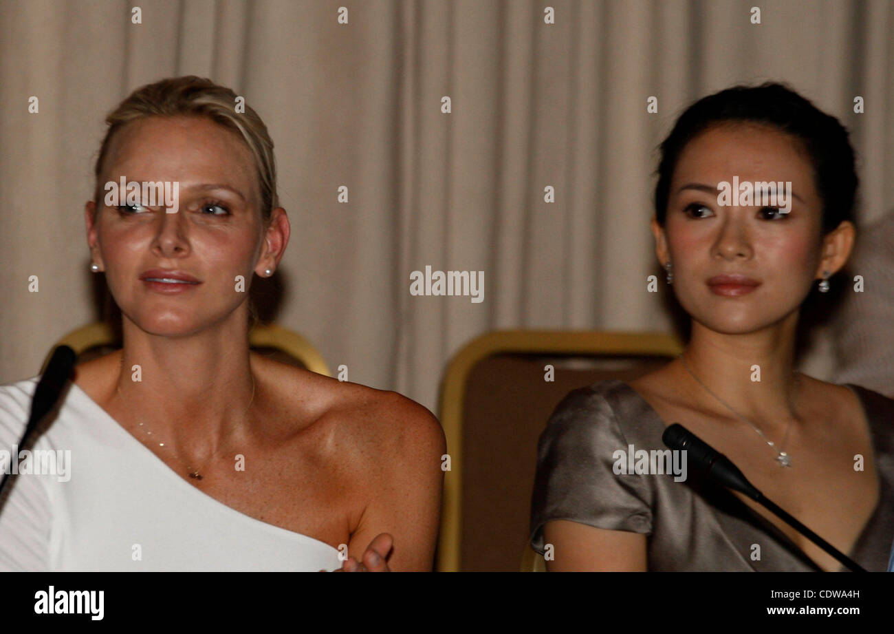 25 juin 2011 - Athènes, Grèce - CHARLENE WITTSTOCK (L) qui va se marier à Prince Albert II la semaine prochaine et l'actrice chinoise Zhang Ziyi (R) assister à la conférence de presse pour l'ouverture des Jeux olympiques spéciaux mondiaux d'Athènes 2011. (Crédit Image : © Vafeiadakis ZUMAPRESS.com) Aristidis/ Banque D'Images