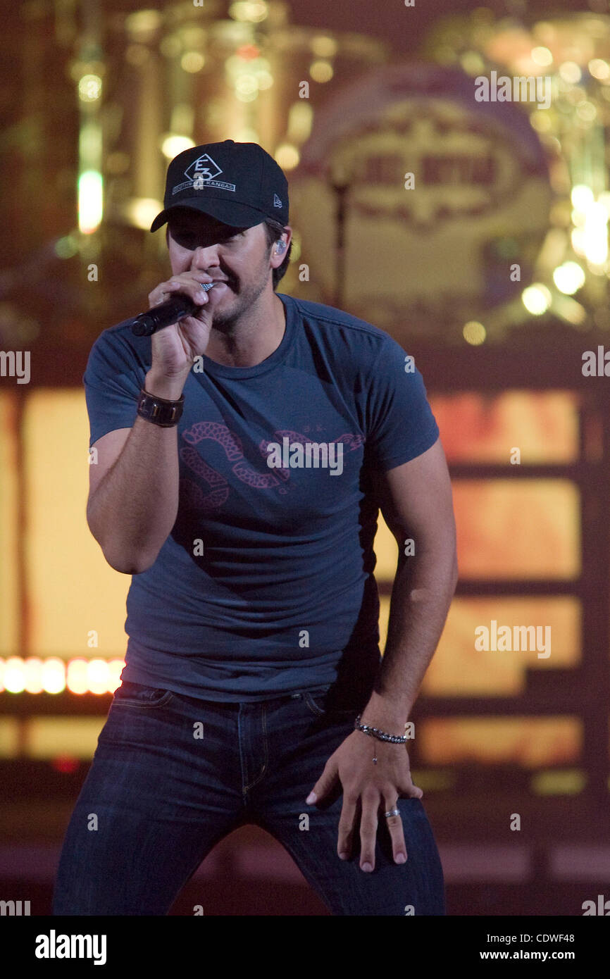 5 juin 2011 - Phoenix, Arizona, États-Unis - LUKE BRYAN effectue en première partie de Tim McGraw's trafic émotionnelle Tour à l'Ashley Furniture Accueil boutique Pavilion. (Crédit Image : © inférieur gène/global/ZUMAPRESS.com) Southcreek Banque D'Images