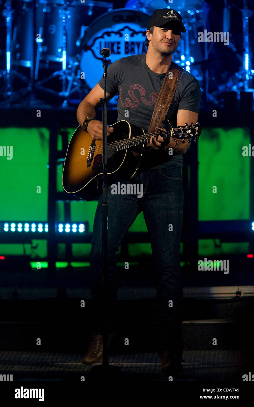 5 juin 2011 - Phoenix, Arizona, États-Unis - LUKE BRYAN effectue en première partie de Tim McGraw's trafic émotionnelle Tour à l'Ashley Furniture Accueil boutique Pavilion. (Crédit Image : © inférieur gène/global/ZUMAPRESS.com) Southcreek Banque D'Images