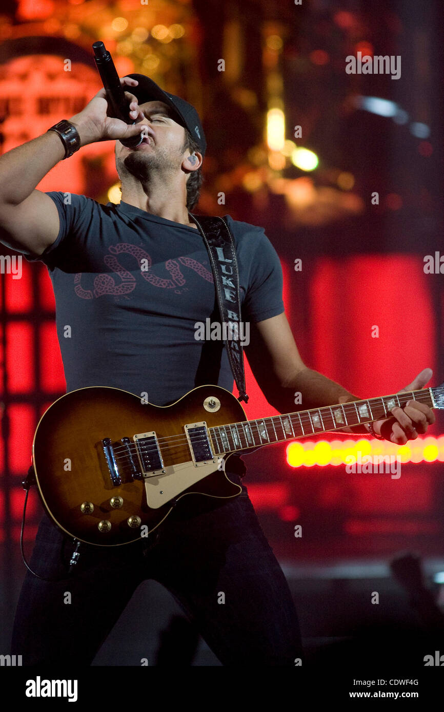 5 juin 2011 - Phoenix, Arizona, États-Unis - LUKE BRYAN effectue en première partie de Tim McGraw's trafic émotionnelle Tour à l'Ashley Furniture Accueil boutique Pavilion. (Crédit Image : © inférieur gène/global/ZUMAPRESS.com) Southcreek Banque D'Images