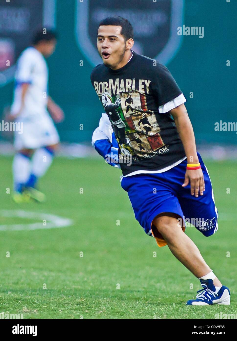 16 juin 2011 - Washington, District de Columbia, États-Unis d'Amérique - un homme non identifié avec un t-shirt de Bob Marley est vu en cours d'exécution sur le terrain pendant le Panama et El Salvador gold Cup quarts de finale dimanche, 19 juin 2011 à RFK Stadium de Washington DC. (Crédit Image : © Saquan/ Stimpson Banque D'Images