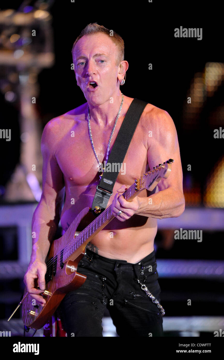 19 juin 2011 - Orange Beach, New York, États-Unis - Def Leppard guiarist Phil Collen effectue au quai à Orange Beach, Alabama. (Crédit Image : © Michael Chang/ZUMApress.com) Southcreek/mondial Banque D'Images