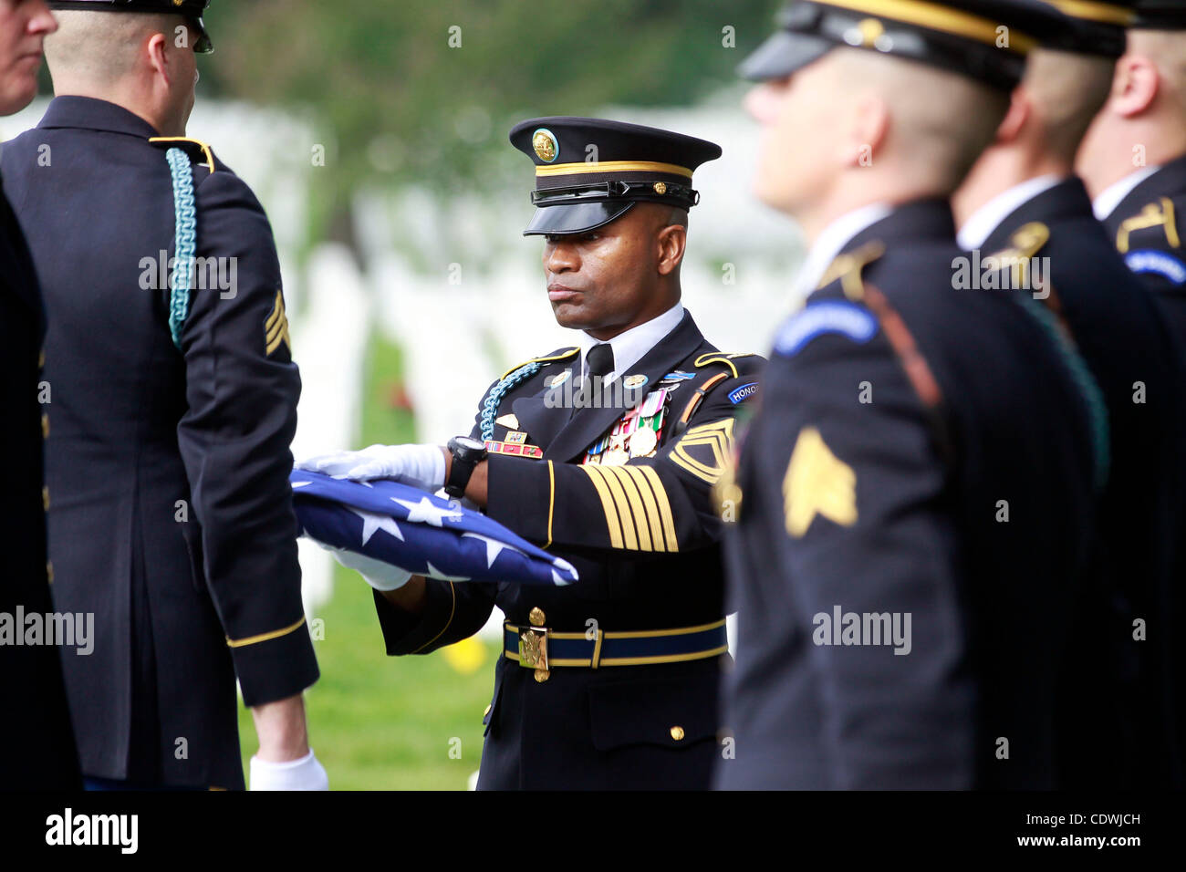 Le 30 septembre 2011 - Charlottesville, Virginie, États-Unis - un tous les honneurs funérailles ont eu lieu pour la première classe Sergent de l'armée William T. Brown au cimetière national d'Arlington, à Washington, D.C. Le Sergent de 1re classe William T. Brown reste a été trouvé plus tôt cette année au Vietnam 38 ans après avoir été porté disparu dans un Banque D'Images