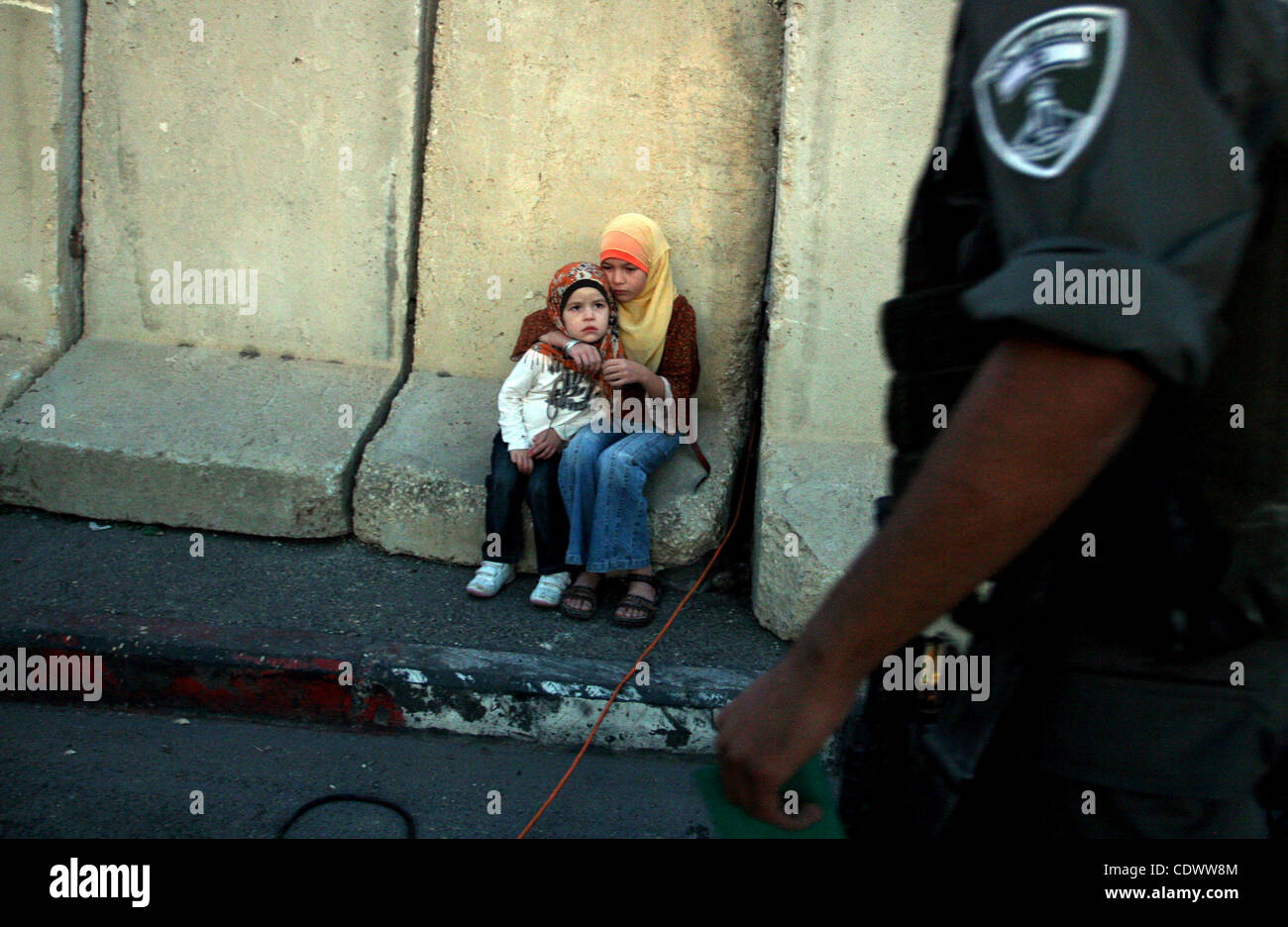 Les enfants palestiniens attendre que d'autres membres de la famille à passer par les contrôles de sécurité de pénétrer en Israël à Jérusalem, du poste de contrôle de Qalandiya en dehors de la ville de Ramallah, en Cisjordanie, au cours du troisième vendredi du mois saint du Ramadan Le 19 août 2011. Photo par Issam Rimawi Banque D'Images