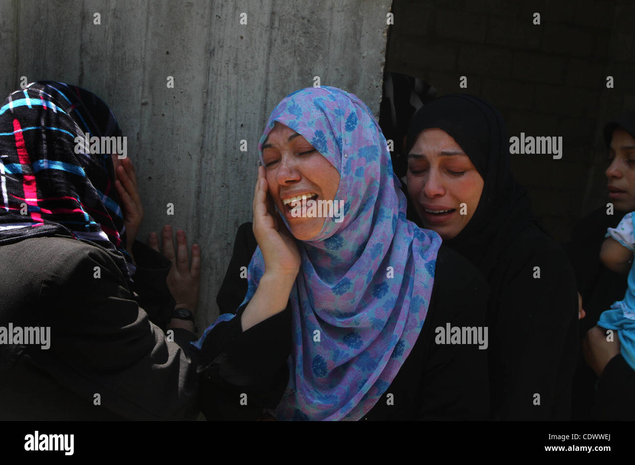 Des proches de militants du Jihad islamique palestinien Anwar Isleem pleurent lors de ses funérailles dans le camp de réfugiés de Bureij au centre de la bande de Gaza le 20 août 2011. Anwar Isleem et Emad Abu Aabdeh ont été tués au cours d'un bombardement israélien en réponse aux roquettes militant. Photo par Ashraf Amra Banque D'Images