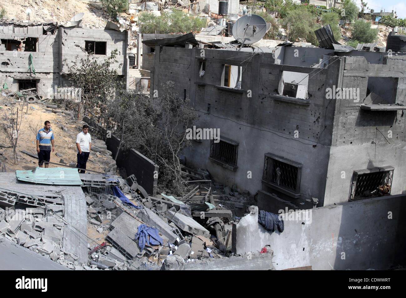 Palestiniens inspectent le terrain d'un club de sport et les maisons de certains citoyens qui a été détruit par un raid aérien israélien à Beit Lahia, le 25 août 2011. Une série de raids aériens israéliens sur Gaza au cours des dernières 24 heures ont tué cinq Palestiniens et blessé 30, un porte-parole de l'e Banque D'Images