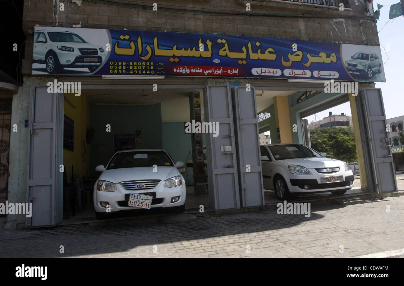 Les voitures sont affichées à un showroom à Gaza le 7 septembre 2011. Alors qu'Israël arrête d'entrer dans les voitures de la bande de Gaza après l'autorisé à entrer dans le cadre d'une stratégie visant à renforcer le blocus de Gaza. Photo par Mahmoud Nassar Banque D'Images