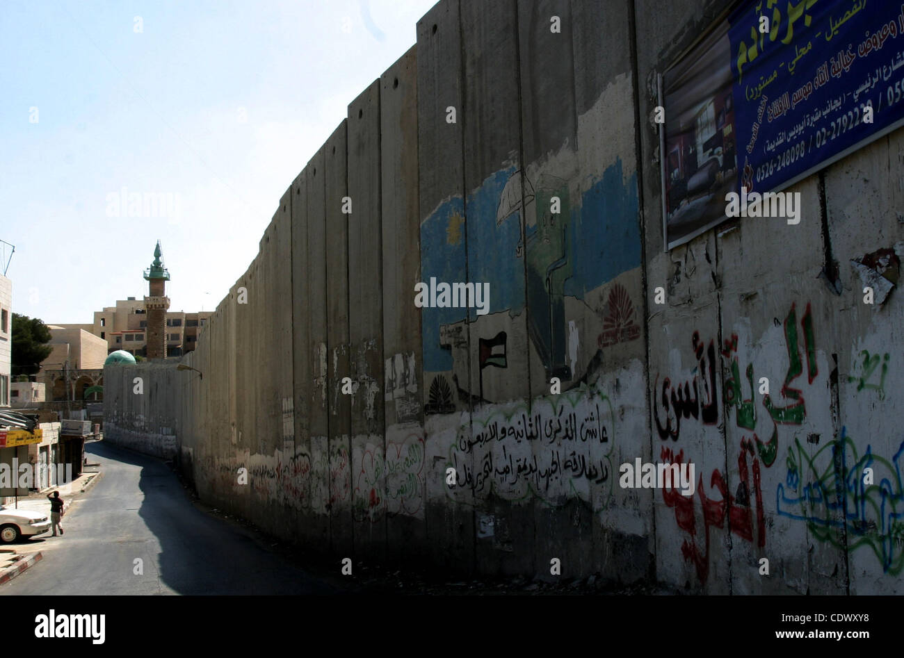 Les Palestiniens passent devant une section de la barrière de béton controversée qui sépare la Cisjordanie de Jérusalem le 14 septembre 2011. à Abou Dis, à Jérusalem-est annexée par Israël. Photo par Mahfouz Abu Turk Banque D'Images