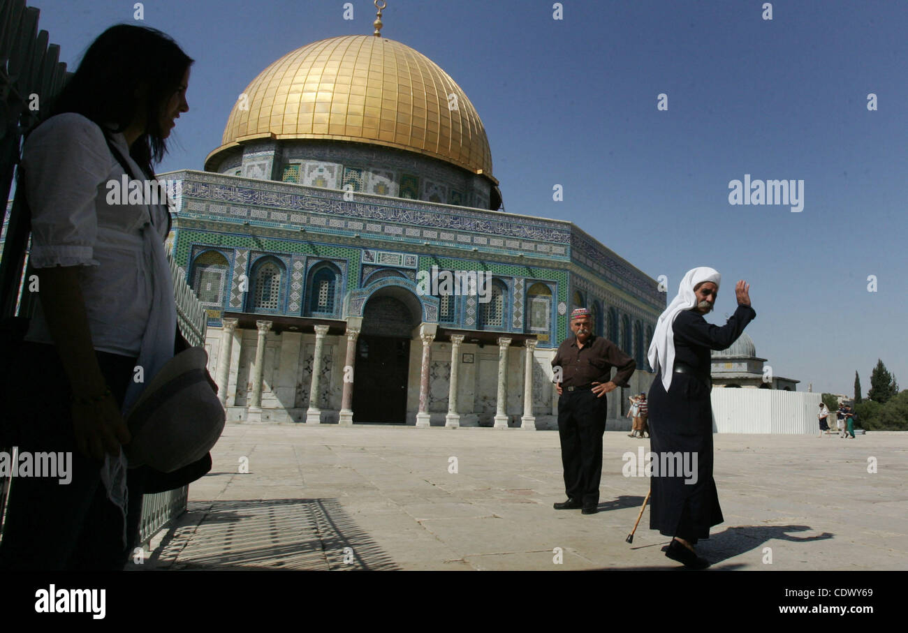 Un homme marche palestinienne en face du Dôme du Rocher dans le vieux Jérusalem est comme un groupe de Juifs de Jérusalem une tournée à saint site le Judaïsme et l'Islam, le 18 septembre 2011 ont été confrontés par des musulmans en colère cris de "Allah Akbar" (Dieu est grand) mais la police a dit qu'aucune violence physique. Photo par Banque D'Images