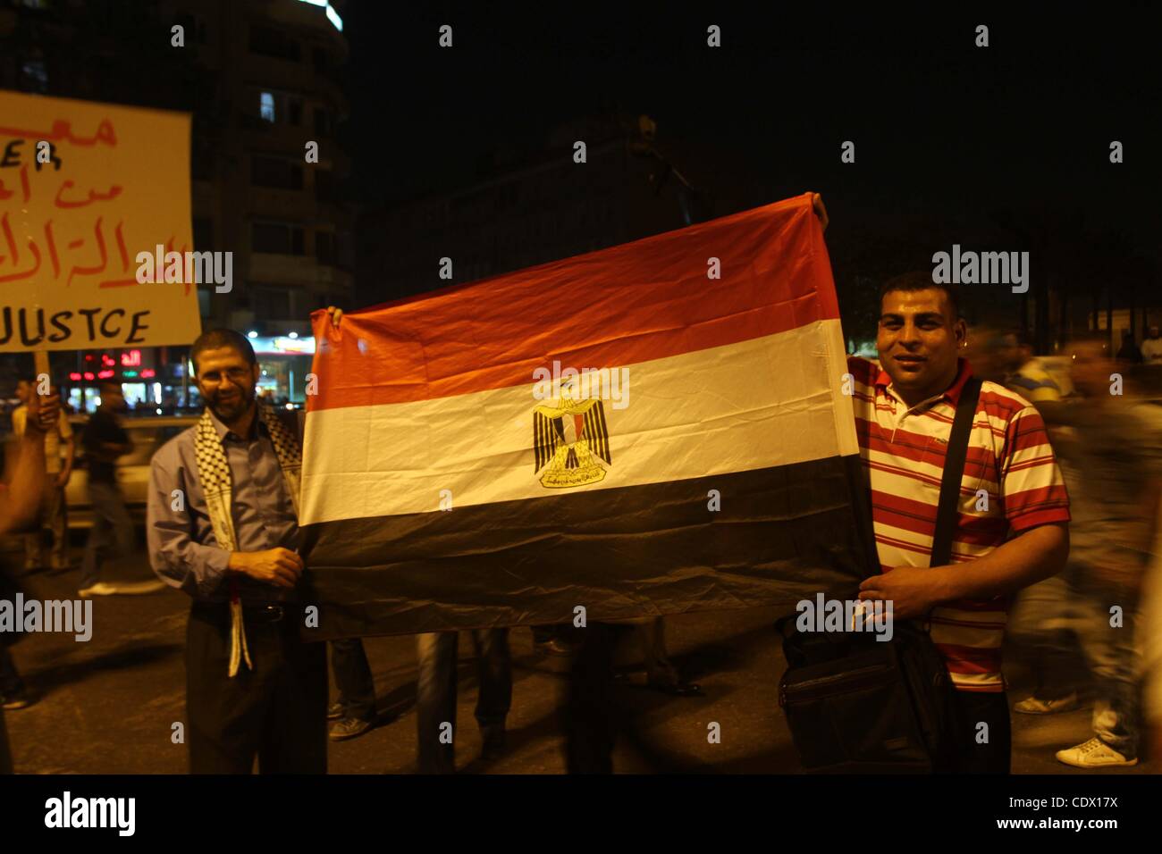 15 octobre 2011 - Le Caire, Le Caire, Égypte - près de 3 000 personnes en deuil égyptien se rassemblent dans la place Tahrir au Caire, le 15 octobre 2011, pour une veillée aux chandelles en l'honneur des chrétiens coptes parmi les 25 personnes tuées dans des affrontements en fin de semaine lors d'une manifestation au cours d'une attaque contre une église. La décision de l'Egypte a approuvé militaire Banque D'Images