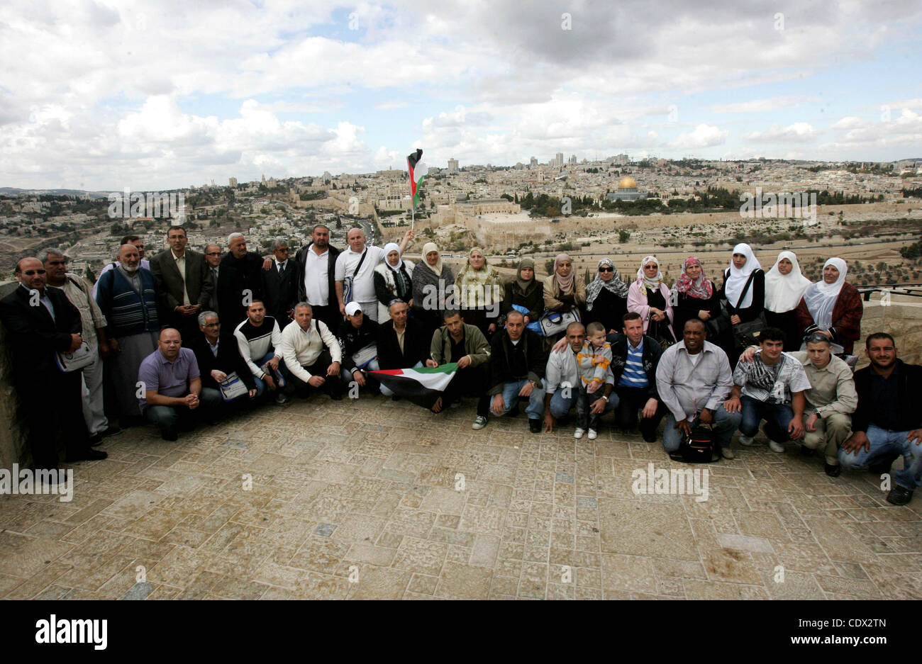 30 octobre, 2011 - Jérusalem, Jérusalem, territoire palestinien palestiniens - pèlerins, qui sont prisonniers libérés et leurs proches, prendre des photos avant leur tête pour le hajj annuel ou pèlerinage dans la ville sainte musulmane saoudienne de La Mecque, dans la vieille ville de Jérusalem le 30 octobre 2011. Photo par Mahfouz Abu Banque D'Images