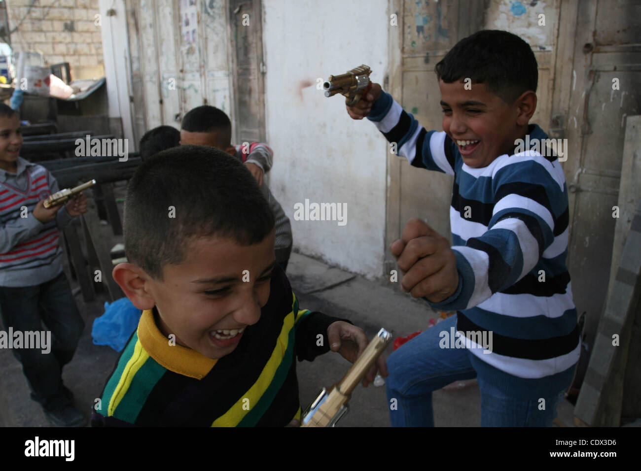 6 novembre 2011 - Ramallah, Cisjordanie - garçons palestiniens jouer avec des fusils jouets à Ramallah comme les musulmans du monde entier célèbrent l'Aïd al-Adha, ou Fête du Sacrifice, par les meurtres sacrificiels de l'élevage à commémorer une histoire religieuse d'Abraham. (Crédit Image : © Apaimages Issam Rimawi APA/Images/ZUMA Banque D'Images