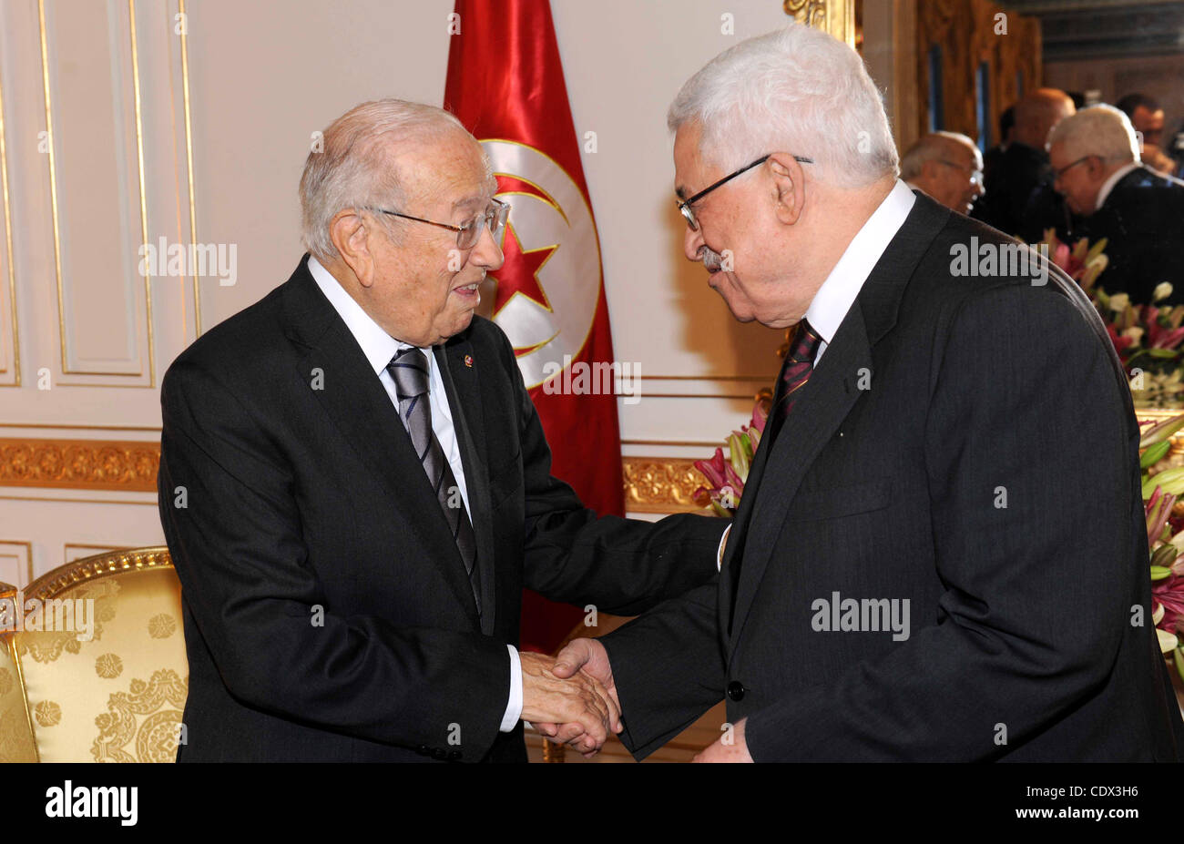 11 novembre 2011 - Tunis, Tunis, Tunisie - Le président palestinien Mahmoud Abbas rencontre le Premier Ministre tunisien BEJI CAID ESSEBSI, à Tunis, Tunisie, 11 novembre 2011. Abbas est arrivé en Tunisie le 10 novembre pour des entretiens avec le président intérimaire tunisien Fouad Mbazaa et premier ministre BEJI CAID ESSEBSI. Banque D'Images