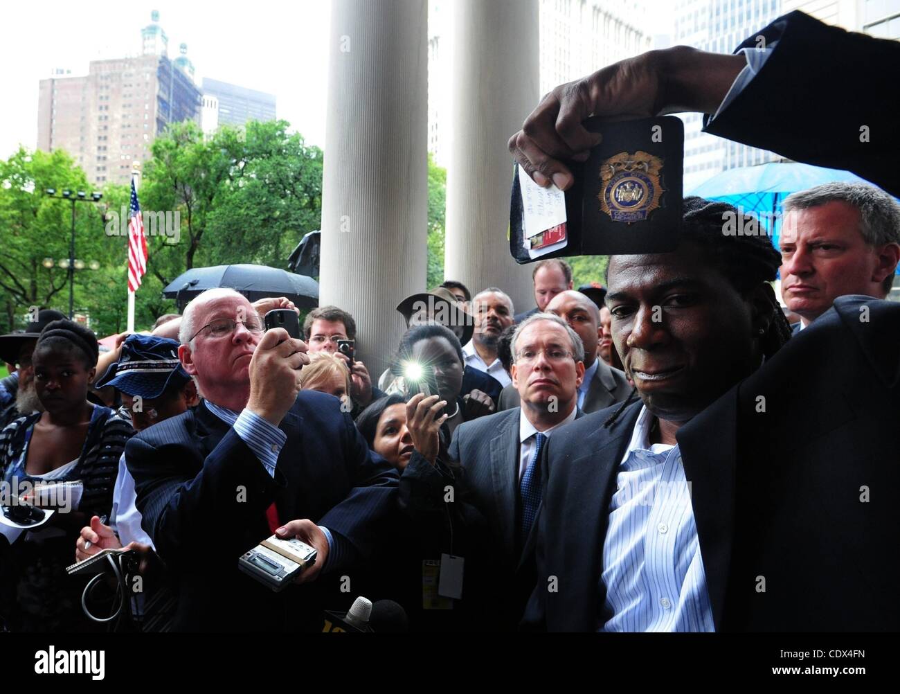 Le 6 septembre, 2011 - New York, New York, États-Unis - New York Membre du Conseil JUMAANE D. WILLIAMS, tenant son conseil municipal I.D insigne, accusé de préjugés raciaux de la police après que lui et un autre représentant de la ville, ont été menottés et détenu à l'Ouest hier du jour Indian-American Carnaval. (Crédit Image : © Bryan Smith/ZUM Banque D'Images