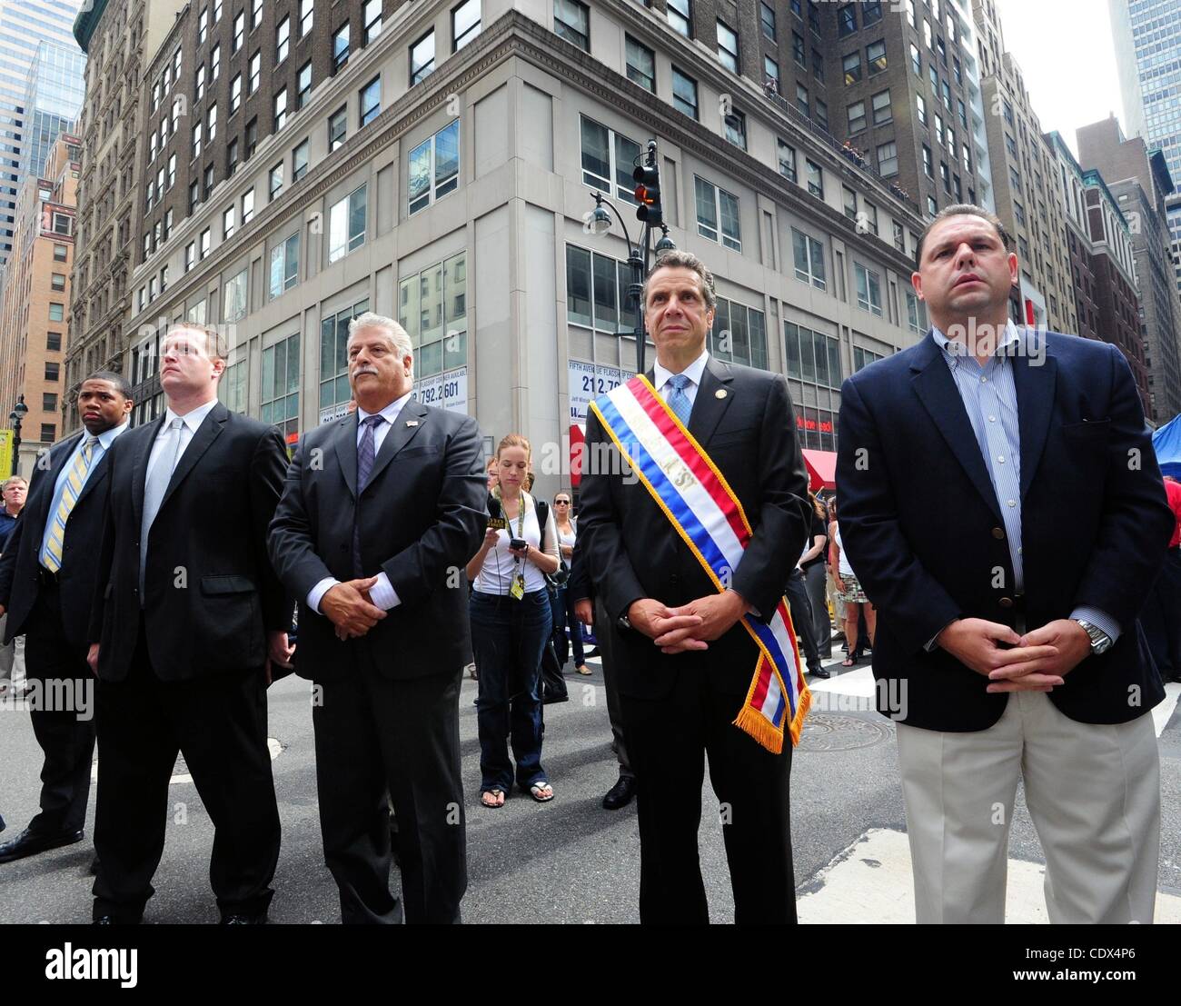 10 septembre 2011 - Manhattan, New York, États-Unis - Le gouverneur Andrew Cuomo (2e à partir de la R) avec les membres du syndicat et les organisateurs de la parade avant l'assemblée annuelle du Conseil du travail de New York défilé dans la Cinquième Avenue. (Crédit Image : © Bryan Smith/ZUMAPRESS.com) Banque D'Images