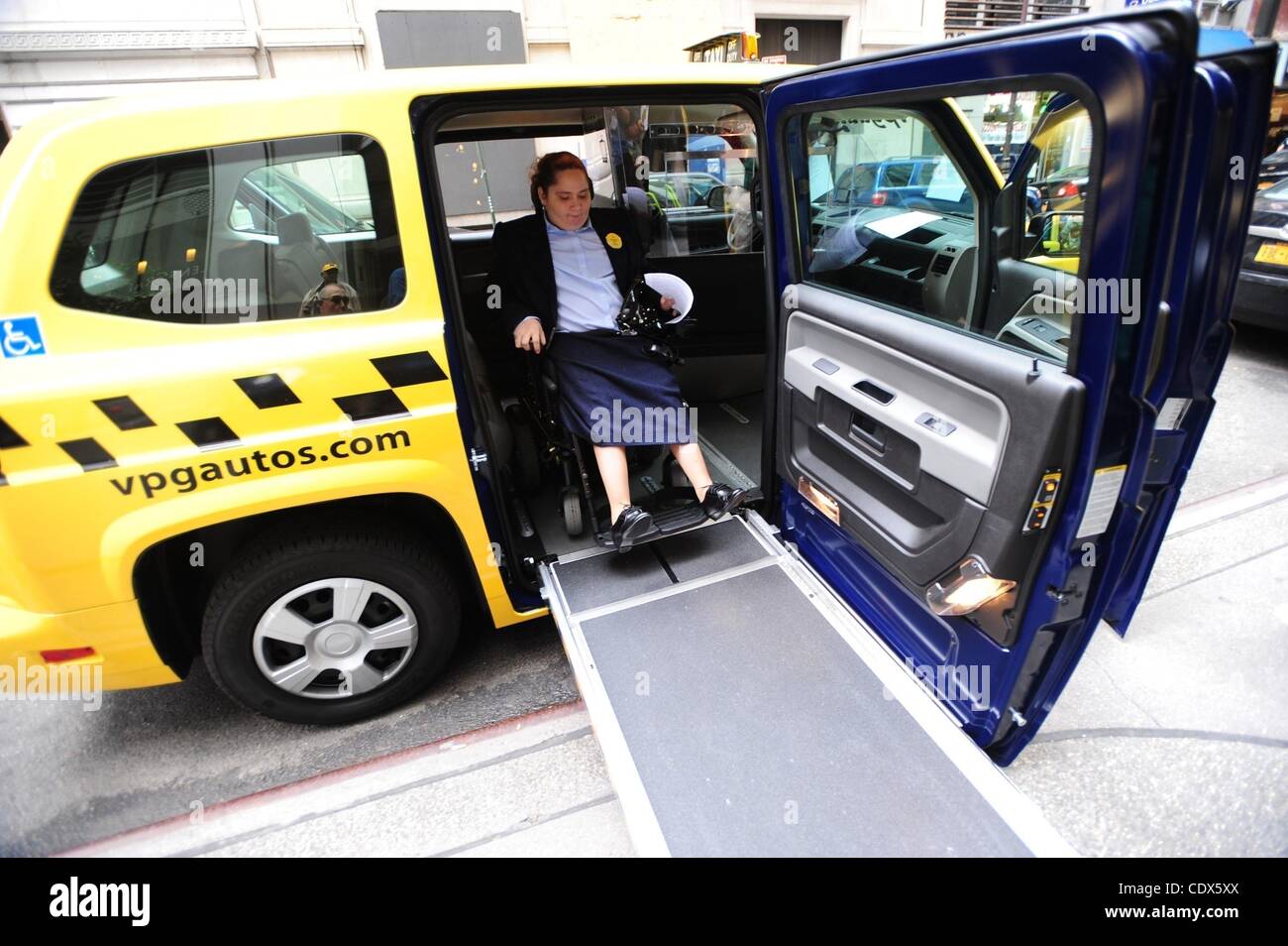 20 octobre 2011 - Manhattan, New York, États-Unis - accessible aux fauteuils roulants advocate Milagros Franco de Manhattan inspecte le VPG MV-1 2011 véhicule. New York City Taxi & Limousine Commission réunion mensuelle approuve une modification de caractéristiques du véhicule taxi accessible permettant l'utilisation du véhicule Pro Banque D'Images