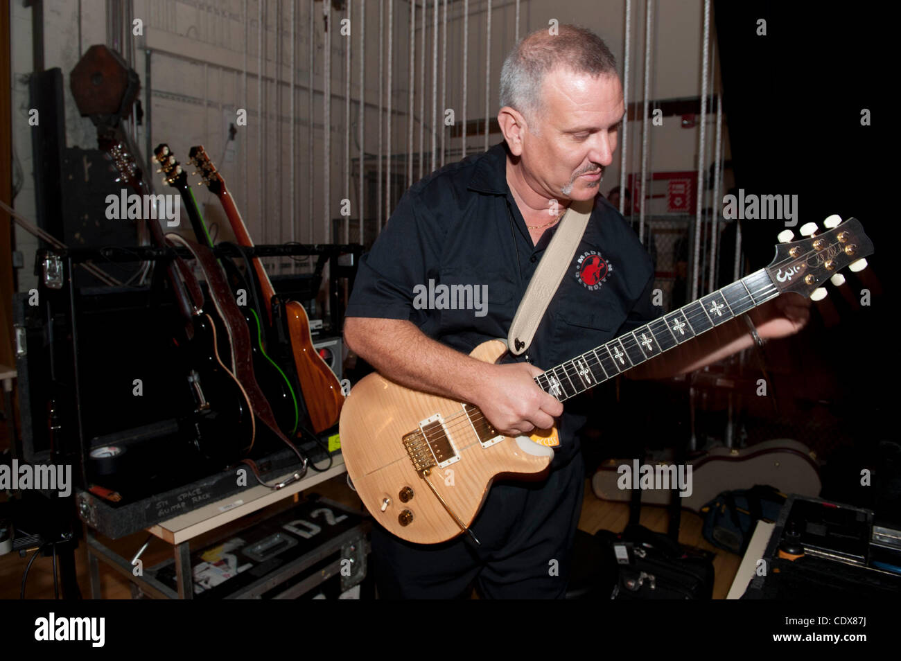 24 octobre 2011 - San Francisco, Californie, USA - Carlos Santana's guitar-tech ED ADAIR dans les coulisses de la Mission l'école secondaire. (Crédit Image : ¬© Jérôme Brunet/ZUMA Press) Banque D'Images