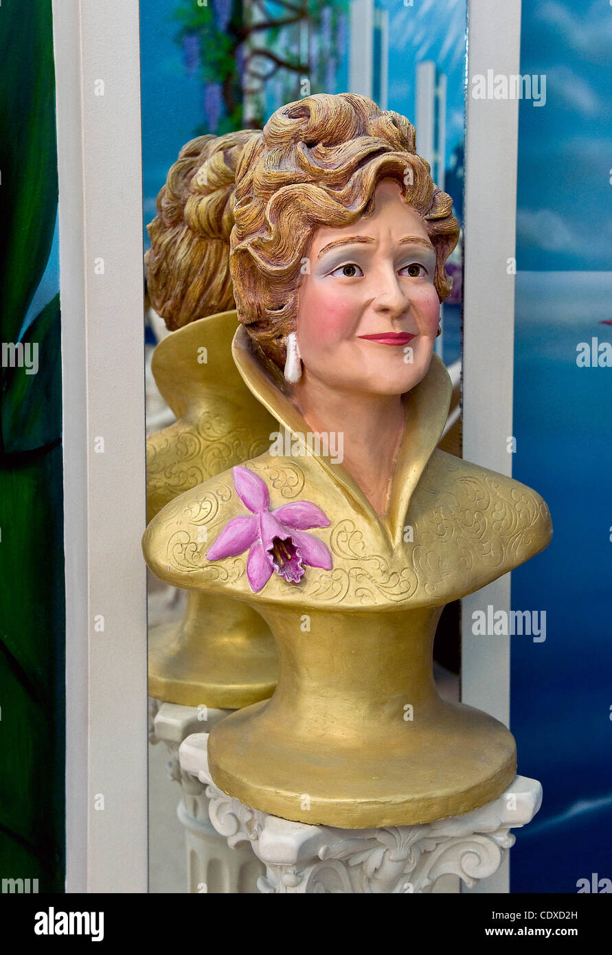 15 octobre 2011 - El Cajon, en Californie, Etats-Unis - un buste de visionnaire cosmique Ruth Norman, alias Archange Uriel, sur voir dans une antichambre à l'Unarius Académie des sciences au cours de la 28e Assemblée annuelle du Conclave interplanétaire de la lumière. Unarius, un acronyme pour articuler la compréhension universelle interdimensionnel de Banque D'Images