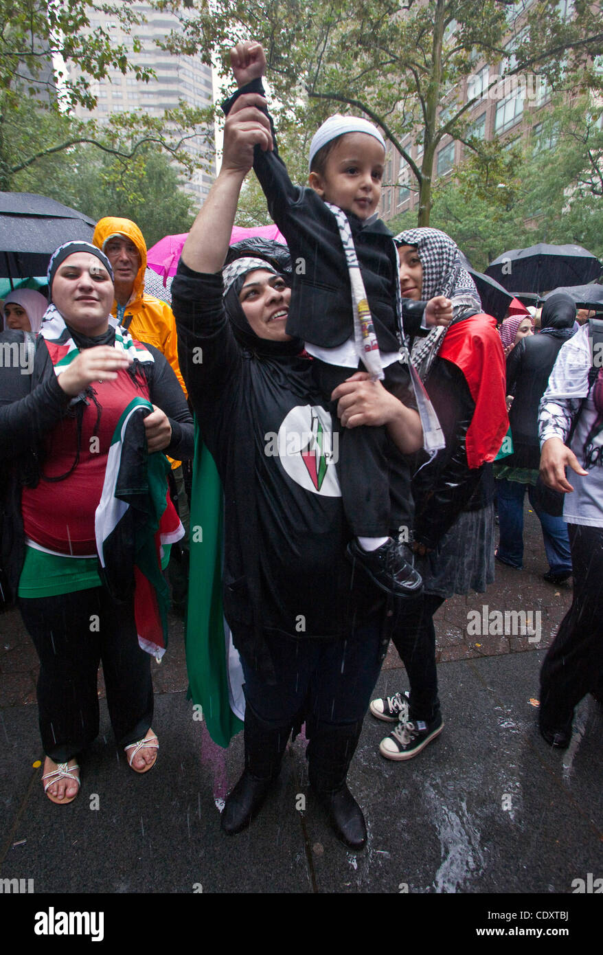 23 septembre 2011, New York, New York, États-Unis - un groupe de partisans palestiniens d'un état de l'Organisation des Nations Unies pour la danse dans la pluie tandis que leur chef a parlé. Le président palestinien Mahmoud Abbas au cours de son discours devant l'Organisation des Nations Unies a demandé l'adhésion à part entière, en tant que puissances internationales atteint une agreeme Banque D'Images