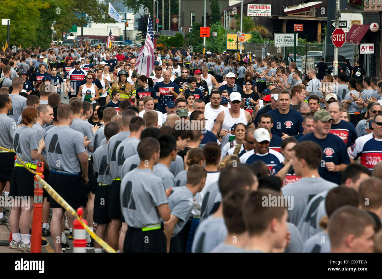 25 septembre 2011, New York, New York, États-Unis - Des milliers de parents et amis de l'attaque terroriste du World Trade Center les victimes ont participé à l'événement annuel de cinq kilomètres de tunnel à la course/marche Tours en mémoire de Stephen pompier Siller décédé le 11 septembre, début de la batterie dans un tunnel de Brooklyn Banque D'Images 25 septembre 2011, New York, New York, États-Unis - Des milliers de parents et amis de l'attaque terroriste du World Trade Center les victimes ont participé à l'événement annuel de cinq kilomètres de tunnel à la course/marche Tours en mémoire de Stephen pompier Siller décédé le 11 septembre, début de la batterie dans un tunnel de Brooklyn Banque D'Images