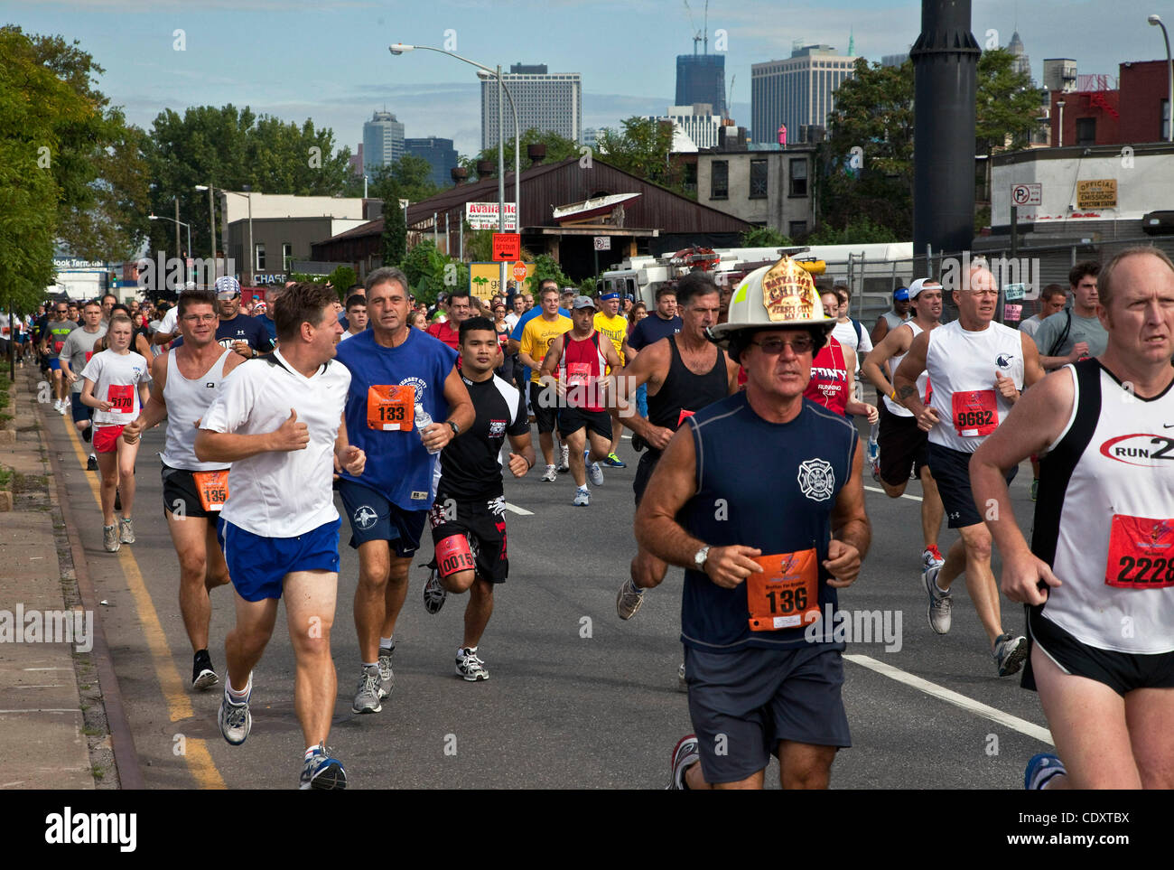25 septembre 2011, New York, New York, États-Unis - Des milliers de parents et amis de l'attaque terroriste du World Trade Center les victimes ont participé à l'événement annuel de cinq kilomètres de tunnel à la course/marche Tours en mémoire de Stephen pompier Siller décédé le 11 septembre, début de la batterie dans un tunnel de Brooklyn Banque D'Images 25 septembre 2011, New York, New York, États-Unis - Des milliers de parents et amis de l'attaque terroriste du World Trade Center les victimes ont participé à l'événement annuel de cinq kilomètres de tunnel à la course/marche Tours en mémoire de Stephen pompier Siller décédé le 11 septembre, début de la batterie dans un tunnel de Brooklyn Banque D'Images