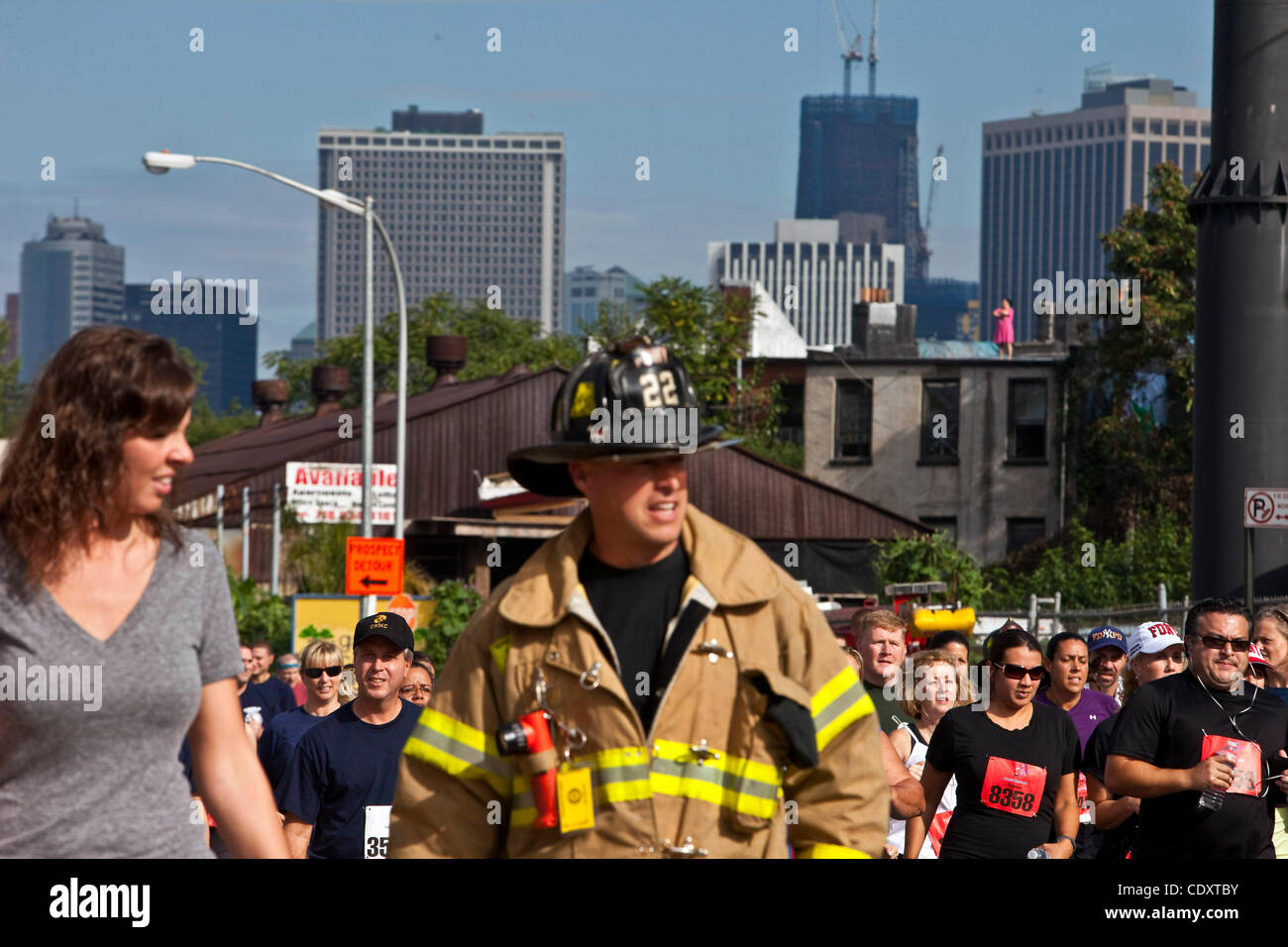 25 septembre 2011, New York, New York, États-Unis - Des milliers de parents et amis de l'attaque terroriste du World Trade Center les victimes ont participé à l'événement annuel de cinq kilomètres de tunnel à la course/marche Tours en mémoire de Stephen pompier Siller décédé le 11 septembre, début de la batterie dans un tunnel de Brooklyn Banque D'Images 25 septembre 2011, New York, New York, États-Unis - Des milliers de parents et amis de l'attaque terroriste du World Trade Center les victimes ont participé à l'événement annuel de cinq kilomètres de tunnel à la course/marche Tours en mémoire de Stephen pompier Siller décédé le 11 septembre, début de la batterie dans un tunnel de Brooklyn Banque D'Images