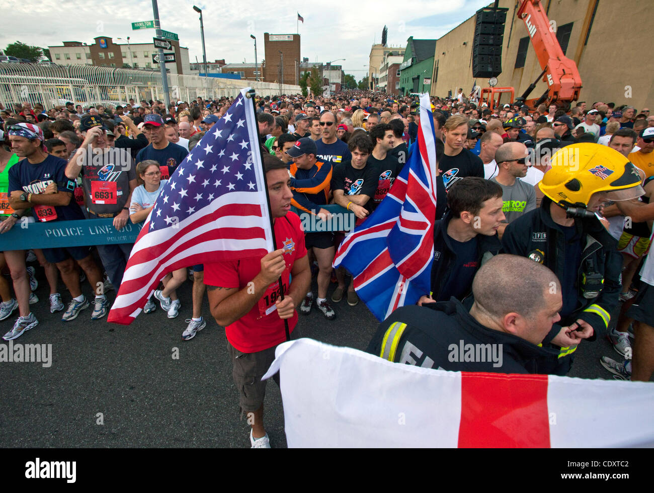 25 septembre 2011, New York, New York, États-Unis - Des milliers de parents et amis de l'attaque terroriste du World Trade Center les victimes ont participé à l'événement annuel de cinq kilomètres de tunnel à la course/marche Tours en mémoire de Stephen pompier Siller décédé le 11 septembre, début de la batterie dans un tunnel de Brooklyn Banque D'Images 25 septembre 2011, New York, New York, États-Unis - Des milliers de parents et amis de l'attaque terroriste du World Trade Center les victimes ont participé à l'événement annuel de cinq kilomètres de tunnel à la course/marche Tours en mémoire de Stephen pompier Siller décédé le 11 septembre, début de la batterie dans un tunnel de Brooklyn Banque D'Images