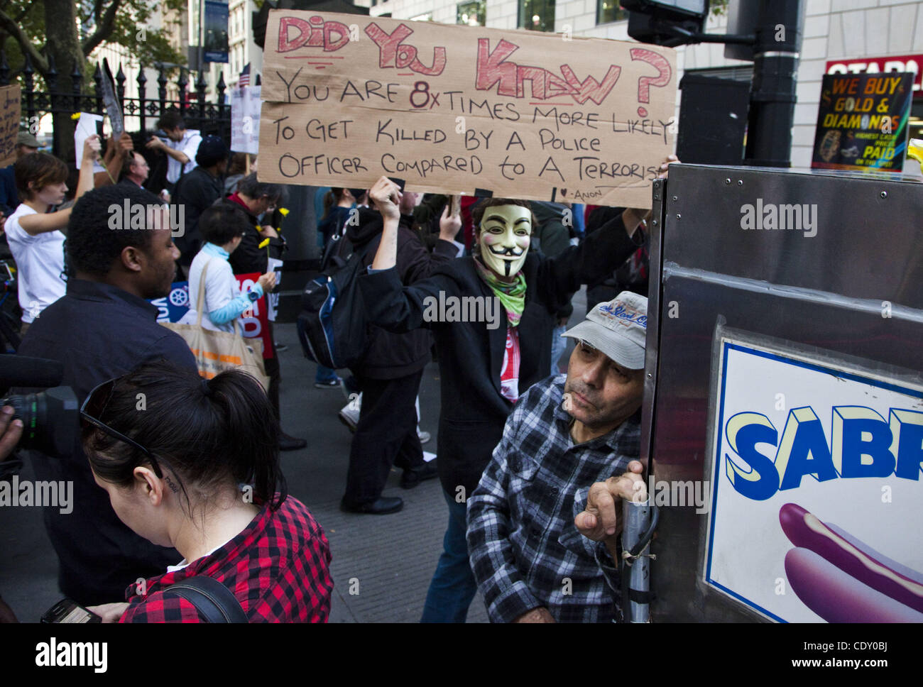 18 oct., 2011 - New York, New York, États-Unis - quelques centaines de manifestants Occupy Wall Street col ventors mars à l'office de Cyrus Vance, le procureur de district de Manhattan R, de "mettre fin à la violence" par la police de New York. (Crédit Image : © Gary Dwight Miller/ZUMAPRESS.com) Banque D'Images