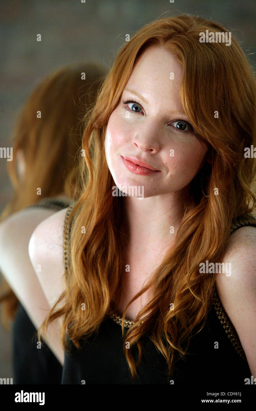 4 nov., 2011 - New York, NY, États-Unis - Actrice LAUREN AMBROSE, mieux connu pour le personnage de Claire Fisher dans la série télévisée ''Six pieds sous terre,'' a été moulé comme Fanny Brice, l'actrice et humoriste rendu célèbre par Barbara Streisand dans la comédie musicale ''Funny Girl.'' La reprise est prévue pour un t Banque D'Images