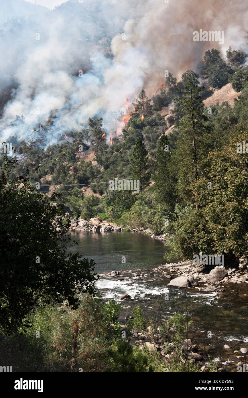 27 août 2011 - Parc de Yosemite, Californie, États-Unis - y'a pas de front comme il races jusqu la Merced River Canyon vers Old El Porta, à l'extérieur du Parc National Yosemite. Un incendie, déclenché lorsqu'un réservoir de propane sur une autocaravane voyageant l'une des principales autoroutes dans Yosemite a explosé. L'incendie a brûlé 4 700 un Banque D'Images