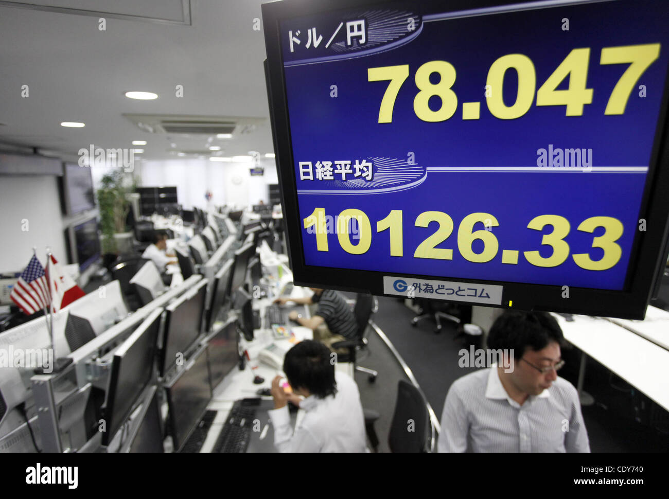 Le 26 juillet 2011 - Tokyo, Japon - Une carte électronique indique le taux de conversion du dollar américain par rapport au yen japonais à une entreprise à Tokyo, Japon. L'US dollar contre yen a chuté à 77 yen yen marquant la valeur la plus basse en 4 mois. Gouverneur de la Banque de Japa Banque D'Images