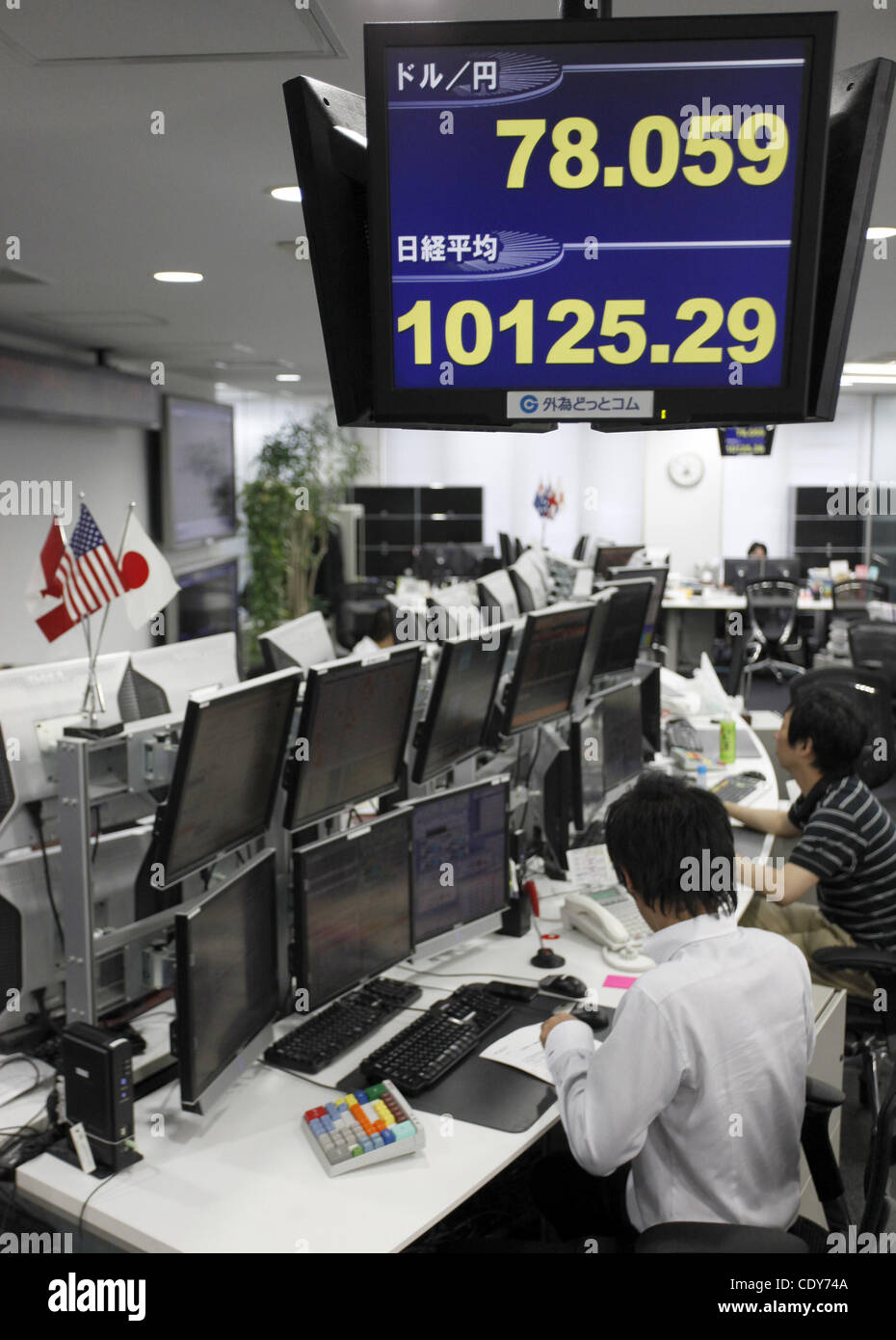 Le 26 juillet 2011 - Tokyo, Japon - Une carte électronique indique le taux de conversion du dollar américain par rapport au yen japonais à une entreprise à Tokyo, Japon. L'US dollar contre yen a chuté à 77 yen yen marquant la valeur la plus basse en 4 mois. Gouverneur de la Banque de Japa Banque D'Images