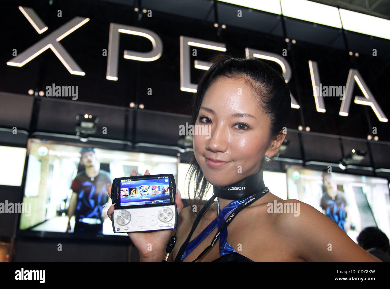 15 septembre 2011 - Chiba, Japon - un modèle affiche Sony Ericsson Mobile Communications AB's Xperia Play pendant le Tokyo Game Show 2011 au Makuhari Messe dans la ville de Chiba, au Japon. (Crédit Image : © Koichi Kamoshida/Jana Press/ZUMAPRESS.com) Banque D'Images