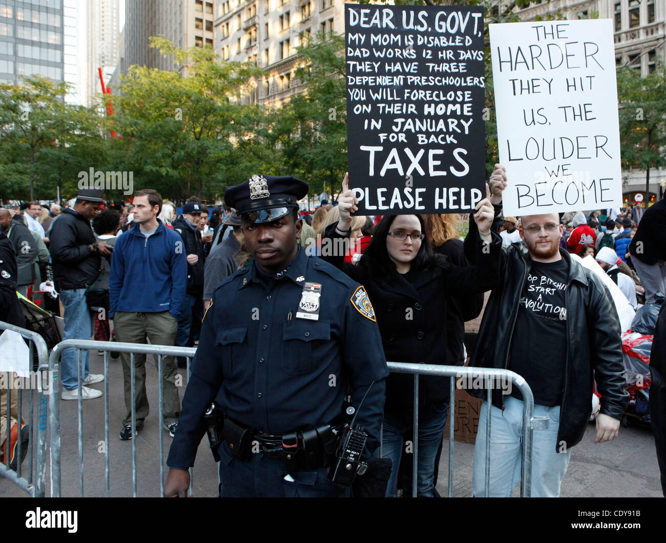 22 octobre 2011 - New York, NY, USA - Occupy Wall Street des manifestants à Zucotti Park. (Crédit Image : © Dan Herrick/ZUMAPRESS.com) Banque D'Images 22 octobre 2011 - New York, NY, USA - Occupy Wall Street des manifestants à Zucotti Park. (Crédit Image : © Dan Herrick/ZUMAPRESS.com) Banque D'Images