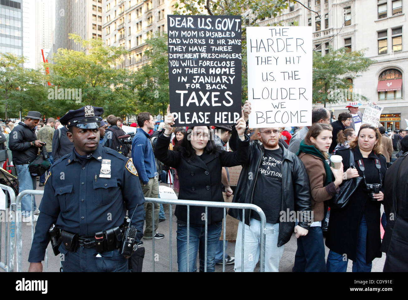 22 octobre 2011 - New York, NY, USA - Occupy Wall Street des manifestants à Zucotti Park. (Crédit Image : © Dan Herrick/ZUMAPRESS.com) Banque D'Images 22 octobre 2011 - New York, NY, USA - Occupy Wall Street des manifestants à Zucotti Park. (Crédit Image : © Dan Herrick/ZUMAPRESS.com) Banque D'Images