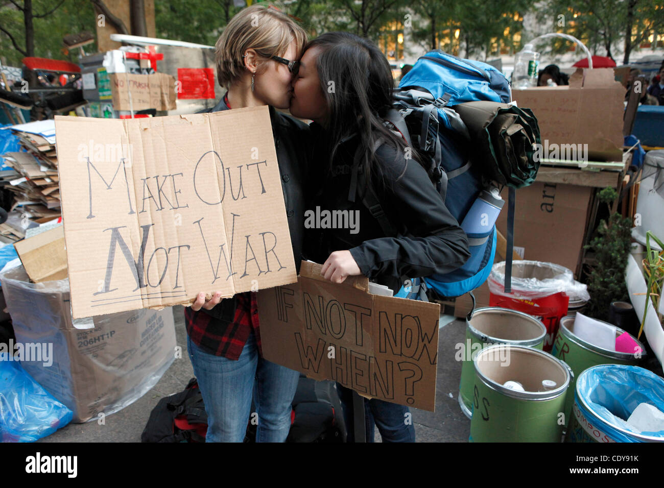 22 octobre 2011 - New York, NY, USA - Occupy Wall Street des manifestants à Zucotti Park. (Crédit Image : © Dan Herrick/ZUMAPRESS.com) Banque D'Images 22 octobre 2011 - New York, NY, USA - Occupy Wall Street des manifestants à Zucotti Park. (Crédit Image : © Dan Herrick/ZUMAPRESS.com) Banque D'Images
