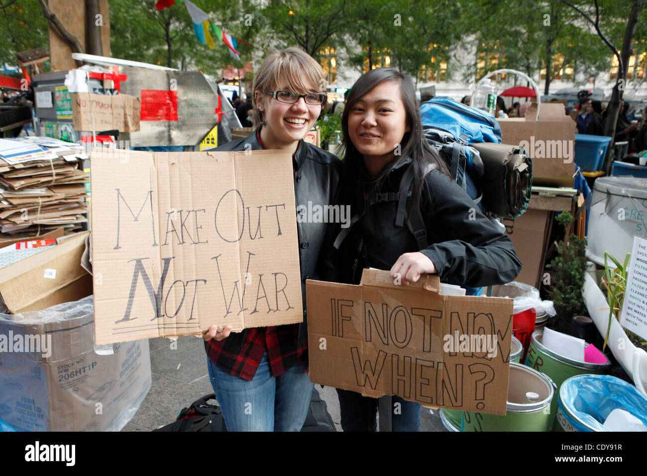 22 octobre 2011 - New York, NY, USA - Occupy Wall Street des manifestants à Zucotti Park. (Crédit Image : © Dan Herrick/ZUMAPRESS.com) Banque D'Images 22 octobre 2011 - New York, NY, USA - Occupy Wall Street des manifestants à Zucotti Park. (Crédit Image : © Dan Herrick/ZUMAPRESS.com) Banque D'Images