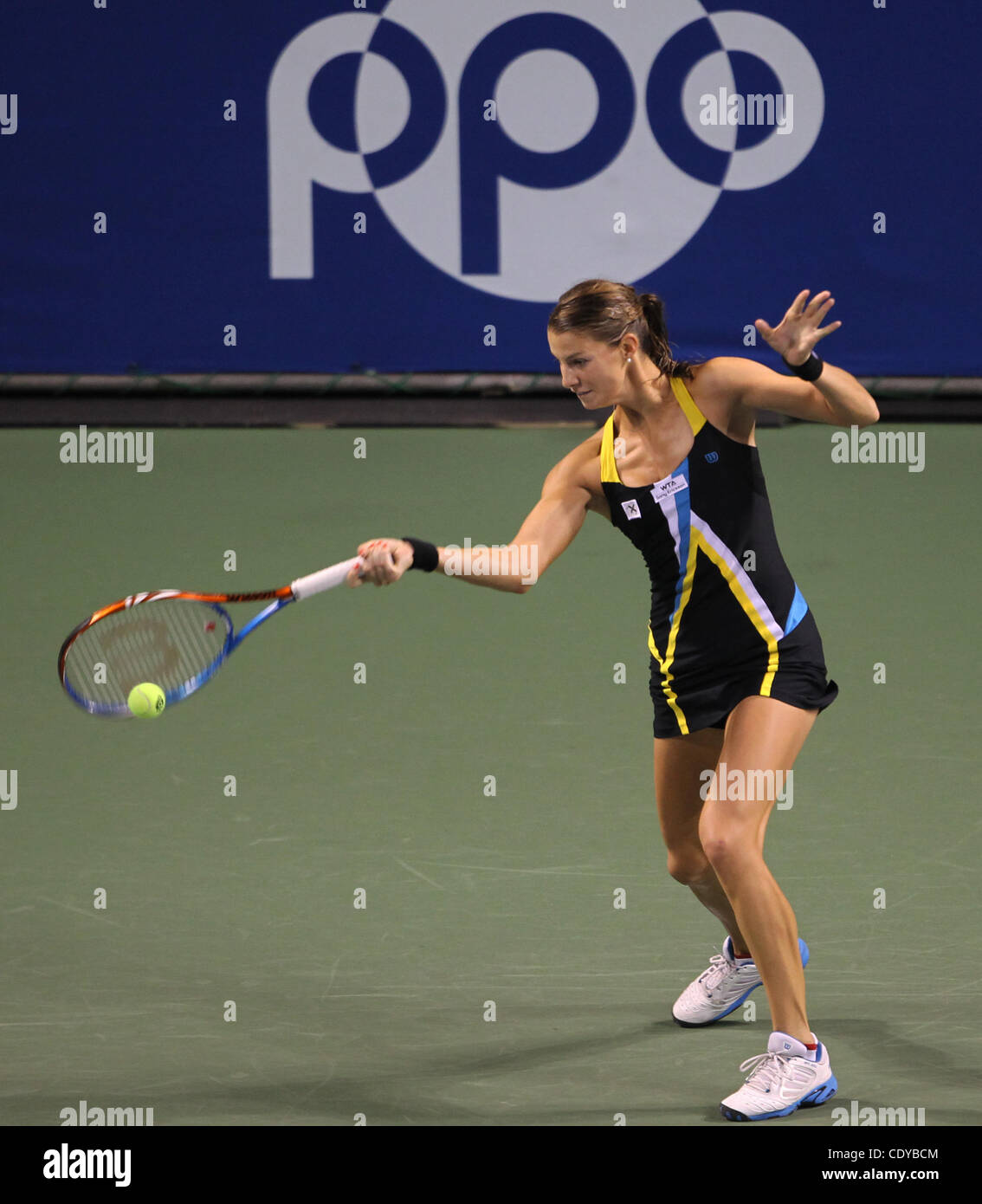 Le 26 septembre 2011 - Tokyo, Japon - Mandy Minella de Luxembourg renvoie la balle contre KIMIKO DATE KRUMM japonaise au cours de la Pan Pacific Open Tennis Tournament à Ariake Colosseum à Tokyo, Japon. (Crédit Image : © Koichi Kamoshida/Jana Press/ZUMAPRESS.com) Banque D'Images