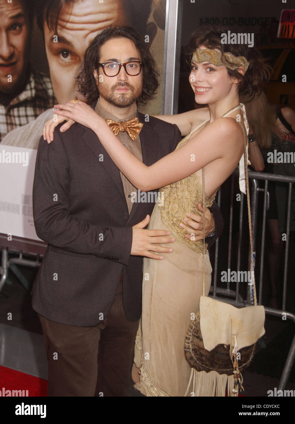 Le 26 septembre, 2011 - New York, New York, États-Unis - Sean Lennon et CHARLOTTE KEMP MUHL assister à la première de New York a tenu 50/50 au Ziegfeld Theatre. (Crédit Image : © Kaszerman ZUMAPRESS.com)/Nancy Banque D'Images