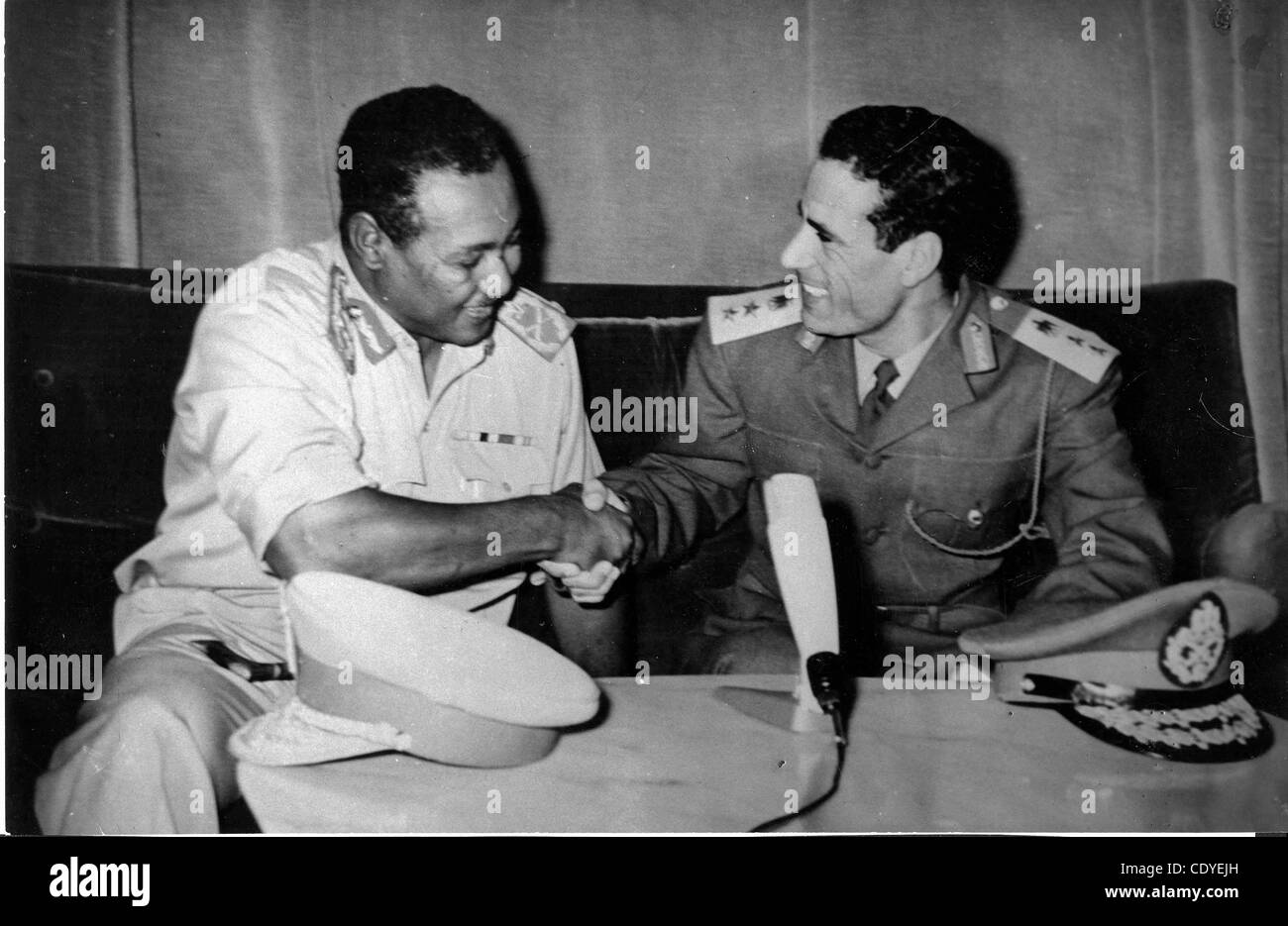 20 octobre 2011 - DOSSIER PHOTO - Mouammar Kadhafi est mort, la Libye a déclaré que les nouveaux dirigeants, tué par des combattants qui ont envahi sa ville et le dernier bastion. Son corps ensanglanté a été déshabillé et s'affiche dans le monde de la vidéo portable. Kadhafi, a été le dirigeant autocratique de la Libye, à partir de 1969 lorsqu'il s'est emparé pow Banque D'Images