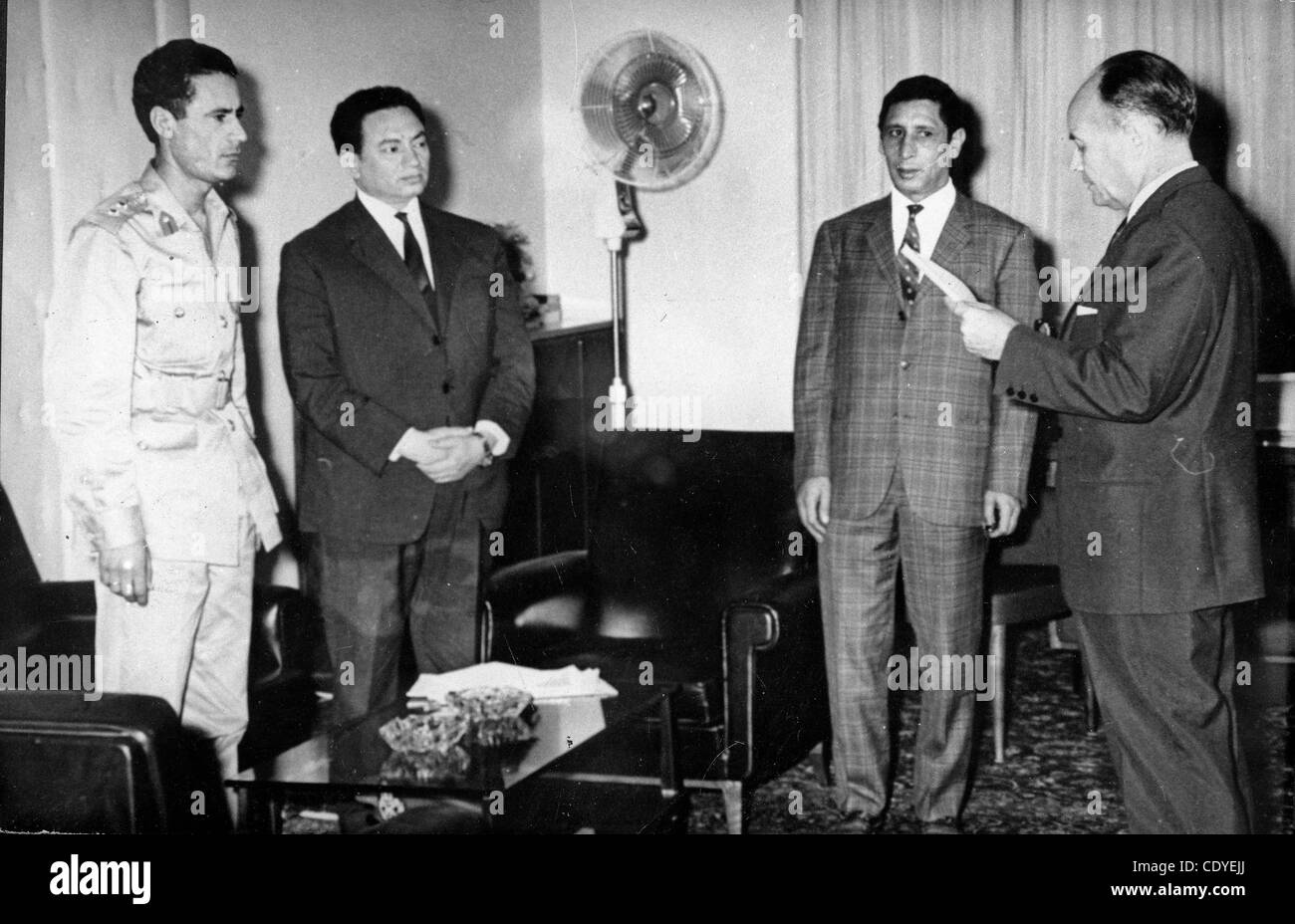 20 octobre 2011 - DOSSIER PHOTO - Mouammar Kadhafi est mort, la Libye a déclaré que les nouveaux dirigeants, tué par des combattants qui ont envahi sa ville et le dernier bastion. Son corps ensanglanté a été déshabillé et s'affiche dans le monde de la vidéo portable. Kadhafi, a été le dirigeant autocratique de la Libye, à partir de 1969 lorsqu'il s'est emparé pow Banque D'Images