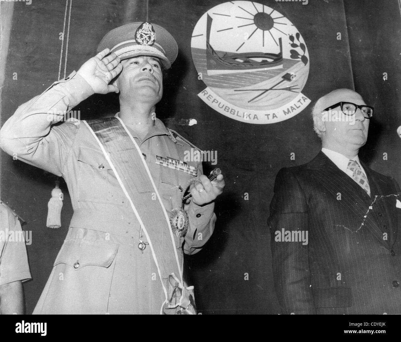20 octobre 2011 - DOSSIER PHOTO - Mouammar Kadhafi est mort, la Libye a déclaré que les nouveaux dirigeants, tué par des combattants qui ont envahi sa ville et le dernier bastion. Son corps ensanglanté a été déshabillé et s'affiche dans le monde de la vidéo portable. Kadhafi, a été le dirigeant autocratique de la Libye, à partir de 1969 lorsqu'il s'est emparé pow Banque D'Images