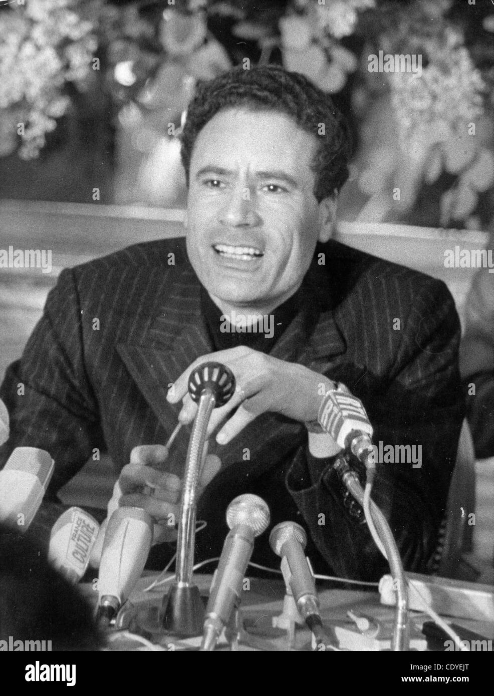 20 octobre 2011 - DOSSIER PHOTO - Mouammar Kadhafi est mort, la Libye a déclaré que les nouveaux dirigeants, tué par des combattants qui ont envahi sa ville et le dernier bastion. Son corps ensanglanté a été déshabillé et s'affiche dans le monde de la vidéo portable. Kadhafi, a été le dirigeant autocratique de la Libye, à partir de 1969 lorsqu'il s'est emparé pow Banque D'Images