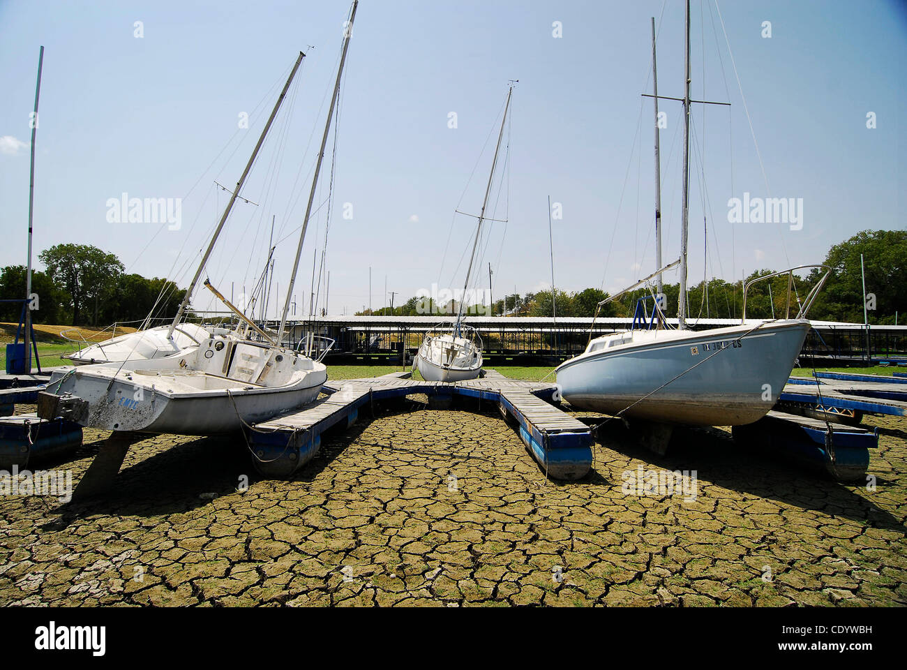 Le 11 août 2011 - Fort Worth, Texas, États-Unis - voiliers s'asseoir sur la terre sèche à Benbrook Lake Marina après le niveau du lac a chuté de plus de dix pieds laissant bateaux échoués. Benbrook Lake, qui est une source d'eau potable dans la région de Fort Worth, Texas et d'autres limitrophes est de plus de dix pieds de belo Banque D'Images