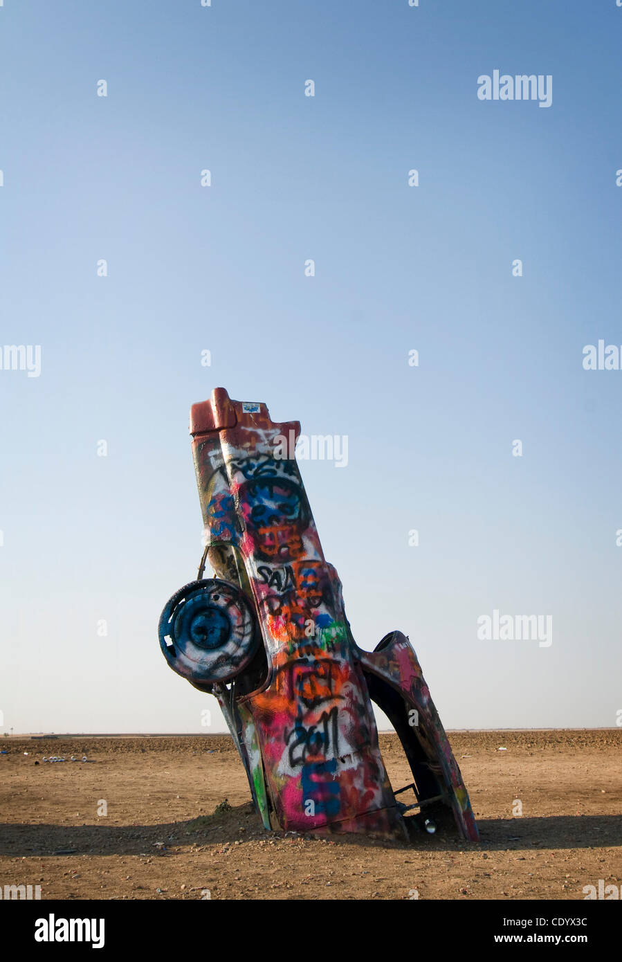 1 septembre 2011 - Amarillo, Texas, USA - 1 septembre 2011. Amarillo, Texas, USA. Un graffitti parking couvert est partie de Cadillac Ranch qui est situé à la sortie 60 de l'Interstate 40 West de Amarillo, Texas. Il a été créé par l'Ant Farm, et Amarillo milliardaire Stanley Marsh 3. Dix Caddies w Banque D'Images