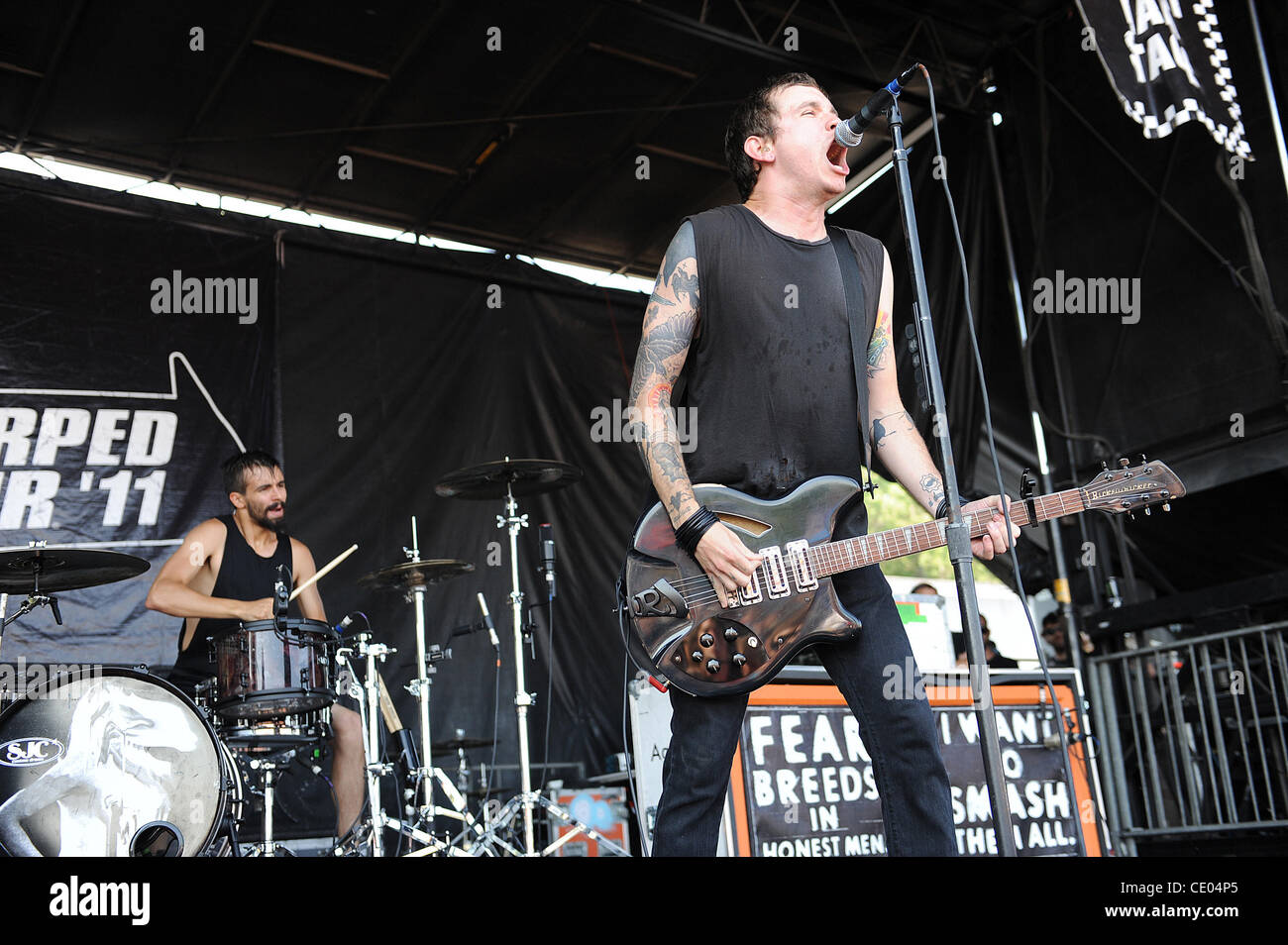 27 juil., 2011 - Virginia Beach, Virginie, USA - Le batteur JAY WEINBERG et chanteur / guitariste TOM GABEL de la bande contre moi ! Il se produit dans le cadre du Vans Warped Tour 2011 qui a eu lieu à la Farm Bureau Vivre à Virginia Beach Amphitheater. Copyright 2011 Jason Moore. (Crédit Image : © Jason Banque D'Images