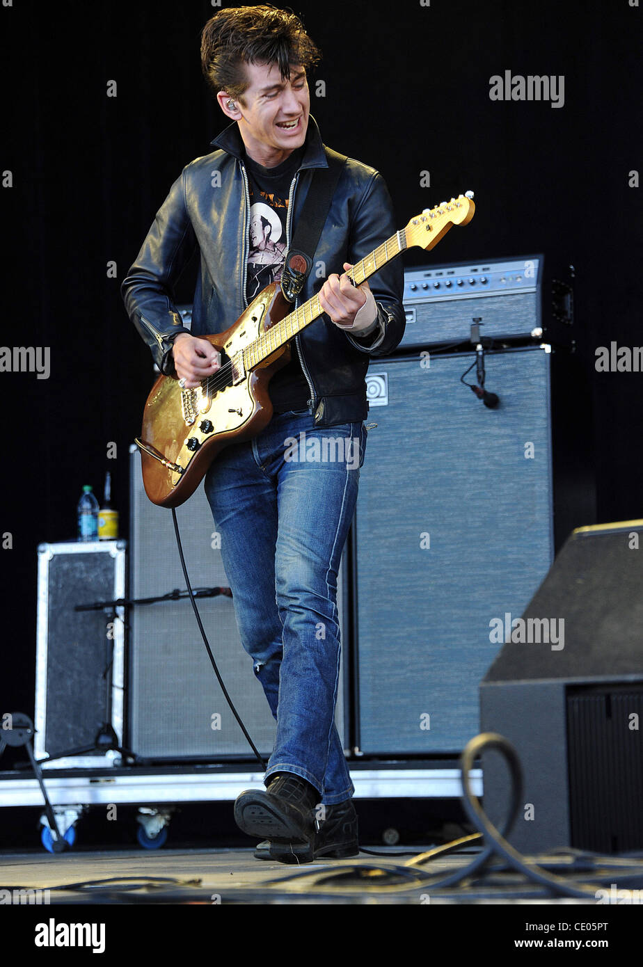 Aug 13, 2011 - San Francisco, Californie, USA - chanteur / guitariste Alex Turner du groupe Arctic Monkeys il se produit dans le cadre du Festival de Musique de 2011 à l'extérieur (qui a lieu au Golden Gate Park. Les trois jours du festival permettra d'attirer des milliers de fans pour voir une variété d'artiste sur six Banque D'Images Aug 13, 2011 - San Francisco, Californie, USA - chanteur / guitariste Alex Turner du groupe Arctic Monkeys il se produit dans le cadre du Festival de Musique de 2011 à l'extérieur (qui a lieu au Golden Gate Park. Les trois jours du festival permettra d'attirer des milliers de fans pour voir une variété d'artiste sur six Banque D'Images