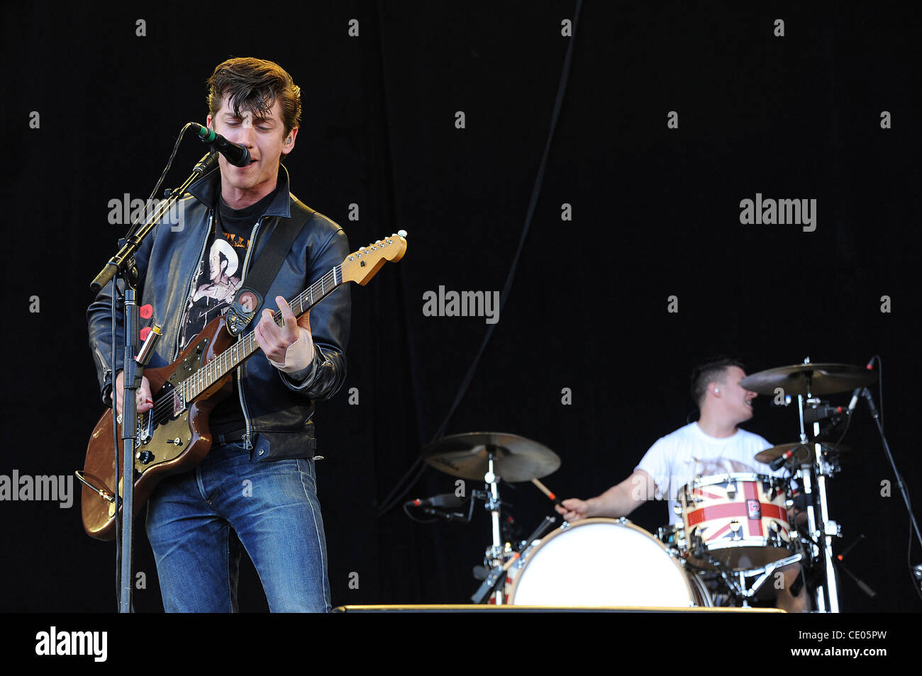 Aug 13, 2011 - San Francisco, Californie, USA - chanteur / guitariste Alex Turner du groupe Arctic Monkeys il se produit dans le cadre du Festival de Musique de 2011 à l'extérieur (qui a lieu au Golden Gate Park. Les trois jours du festival permettra d'attirer des milliers de fans pour voir une variété d'artiste sur six Banque D'Images Aug 13, 2011 - San Francisco, Californie, USA - chanteur / guitariste Alex Turner du groupe Arctic Monkeys il se produit dans le cadre du Festival de Musique de 2011 à l'extérieur (qui a lieu au Golden Gate Park. Les trois jours du festival permettra d'attirer des milliers de fans pour voir une variété d'artiste sur six Banque D'Images